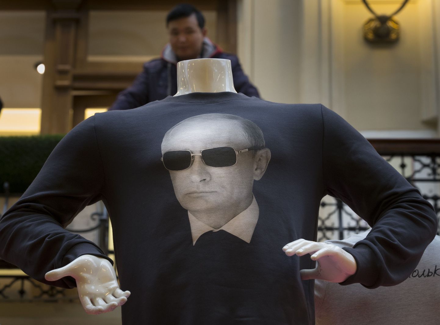 Moskva kaubamajas GUM müüdav spordisärk Vladimir Putini näopildiga.