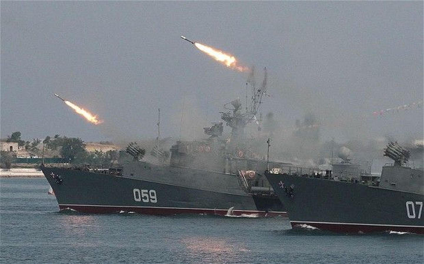 Vene sõjalaevad Kaspia merelt Süüriasse rakette tulistamas.