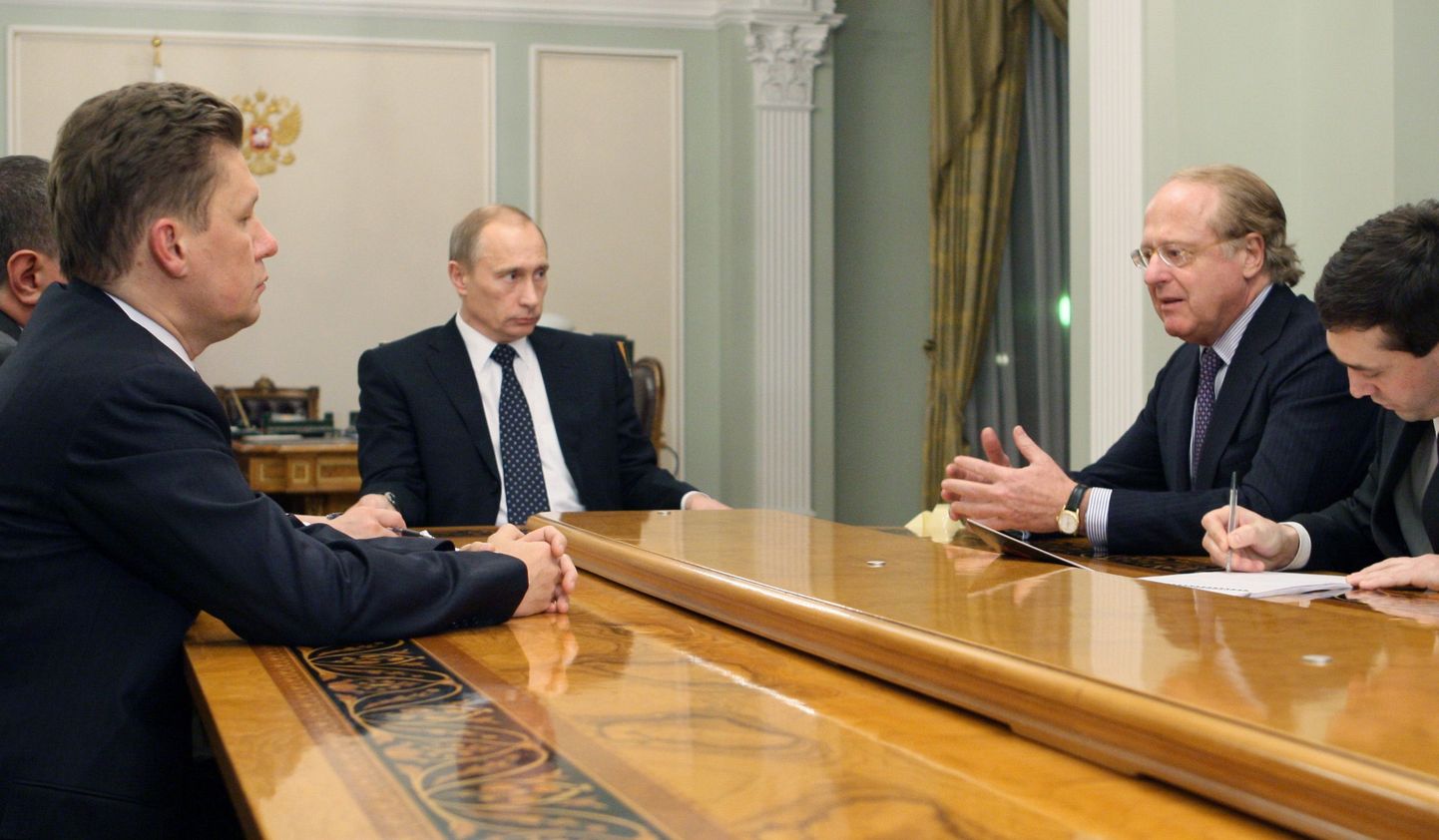 Venemaa peaminister Vladimir Putin (keskel) kohtumas Itaalia energiagigandi Eni SpA tegevjuhi Paolo Scaroniga (paremalt teine) oma residentsis Novo-Ogarjovos, kuhu tuli kohale ka Gazpromi juhatuse esimees Aleksei Miller (vasakul).