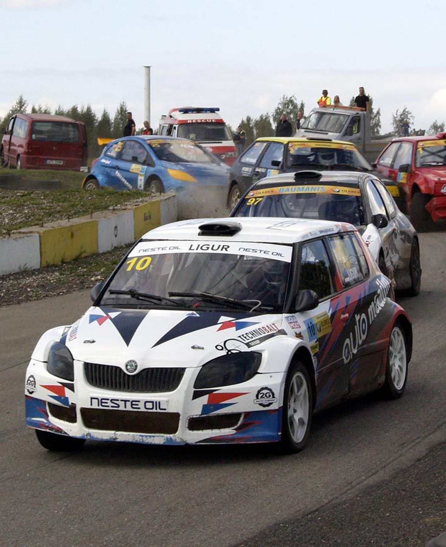 Karksi valla sportlane Janno Ligur (ees) võitis laupäeval peetud Eesti rallikrossi meistrivõistluste viimasel etapil masinaklassis Super 1600 esikoha. Meistrivõistlused lõppesid talle kolmanda kohaga.