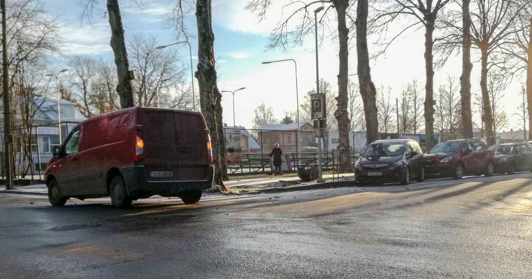 Teisipäeval põrkas Ringi ja Nikolai tänava ristmikul kokku kaks autot ja üks neist paiskus otsa kolmandale, tee äärde pargitud sõidukile.