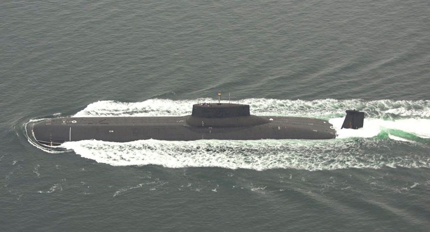Tuumaallveelaev Dmitri Donskoi Taani väinade piirkonnas.
