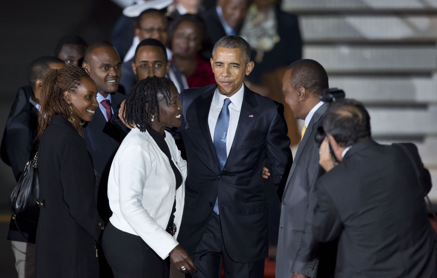 USA president Barack Obama tervitamas oma poolõde Auma Obamat. Pildil veel Keenia president Uhuru Kenyatta.