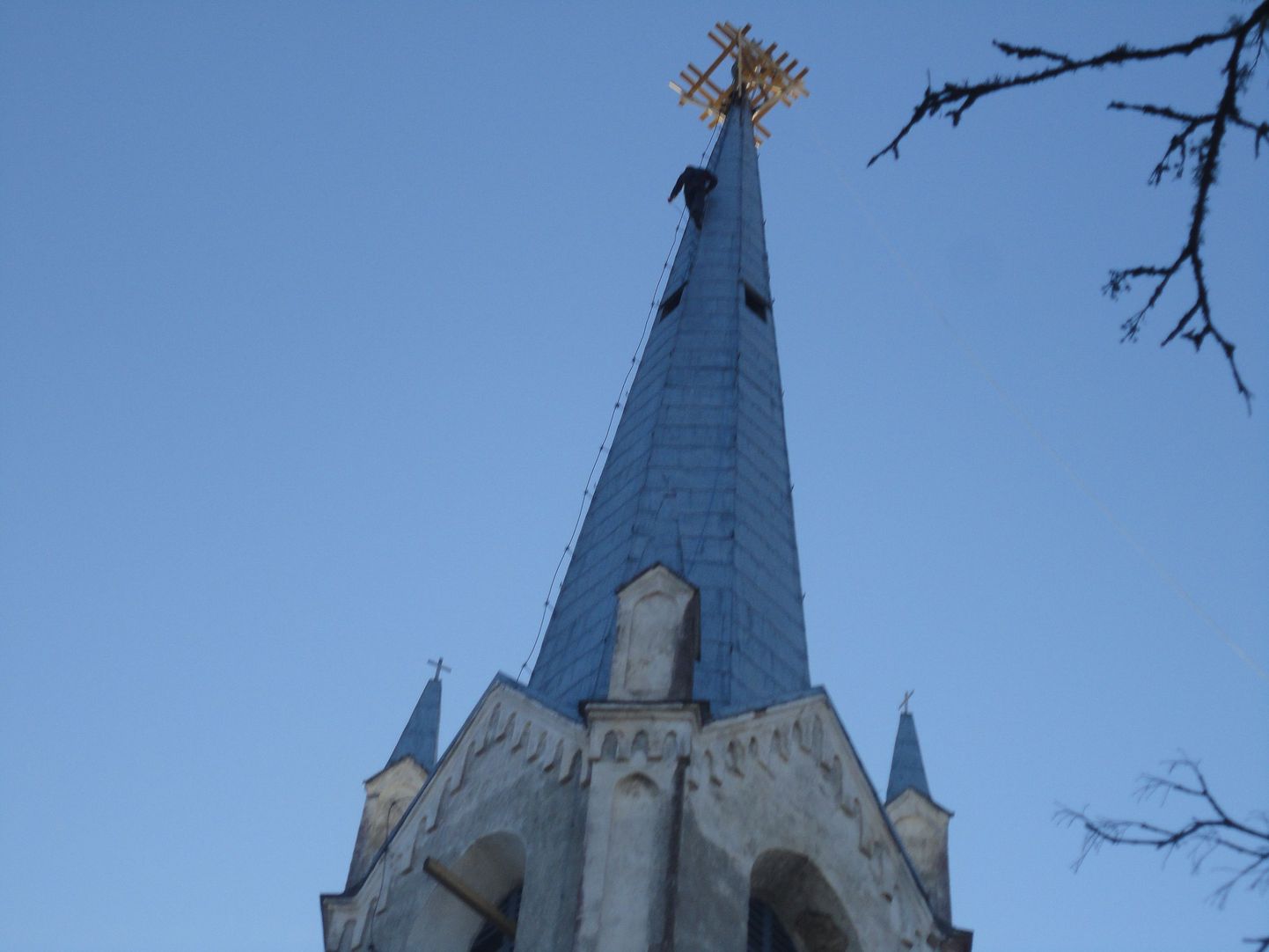 Järva-Jaani torni risti ja kuuli vahetus. Torni otsas on OÜ Tornimees plekksepp Harry Jõemees.