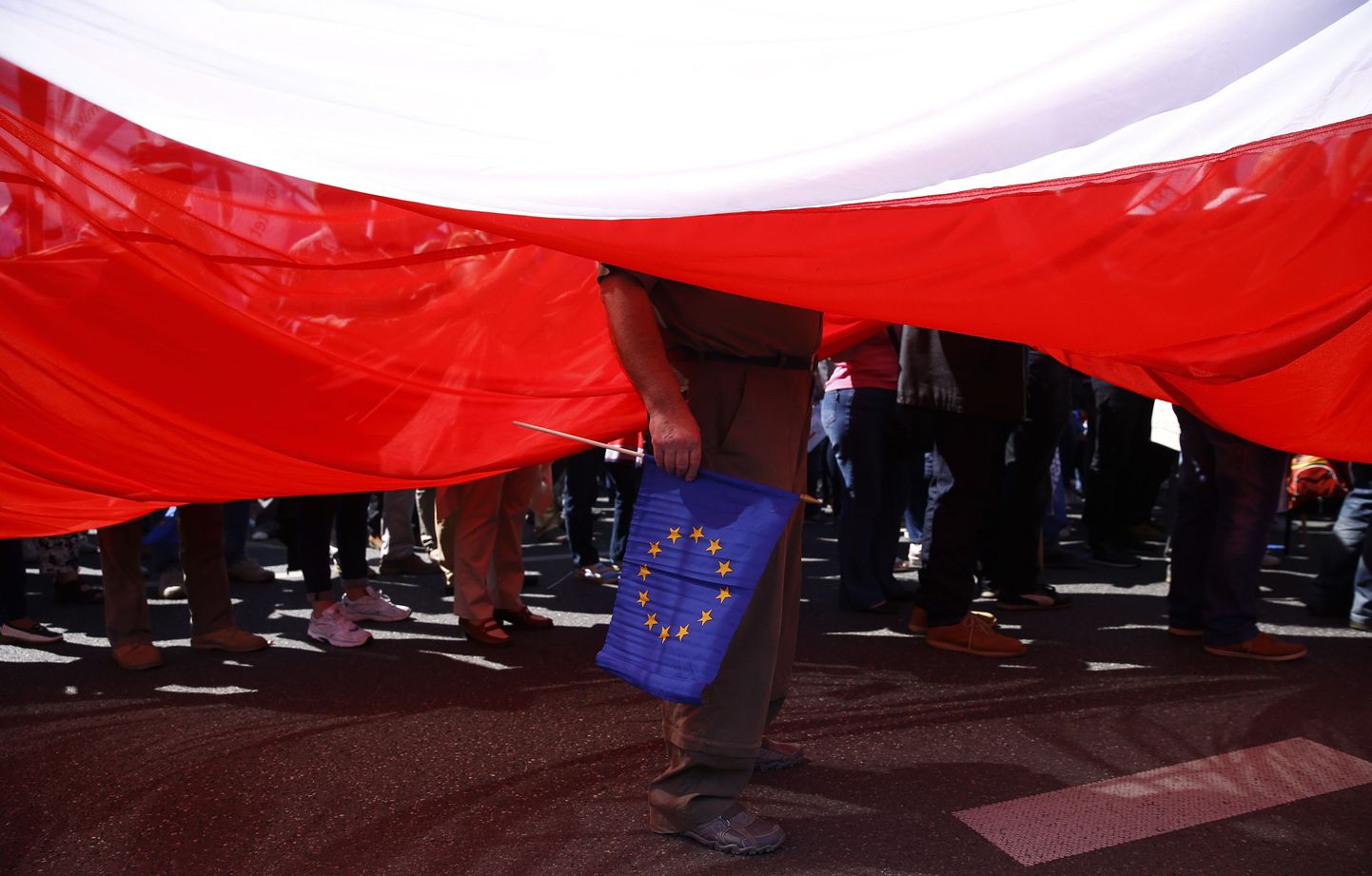 Poola ja EL-i lipp.