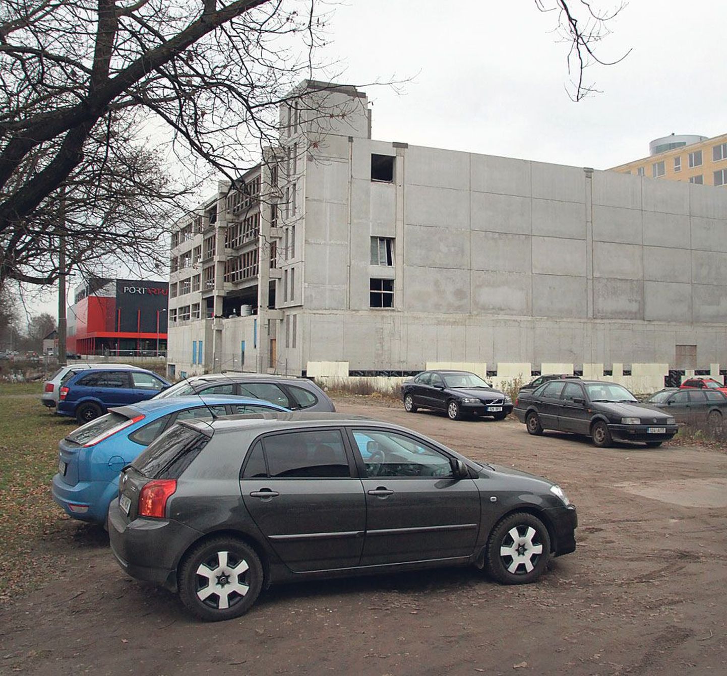 Kuni parkimismaja pole valmis, seisavad autod Pärnu kesklinnas tühermaal.