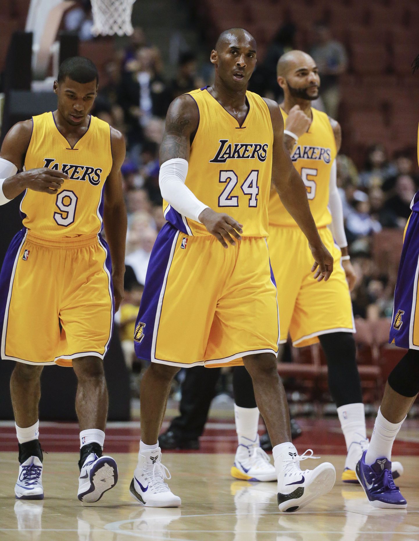 Los Angeles Lakersi mängijad Ronnie Price, Kobe Bryant (nr 24) ja Carlos Boozer.