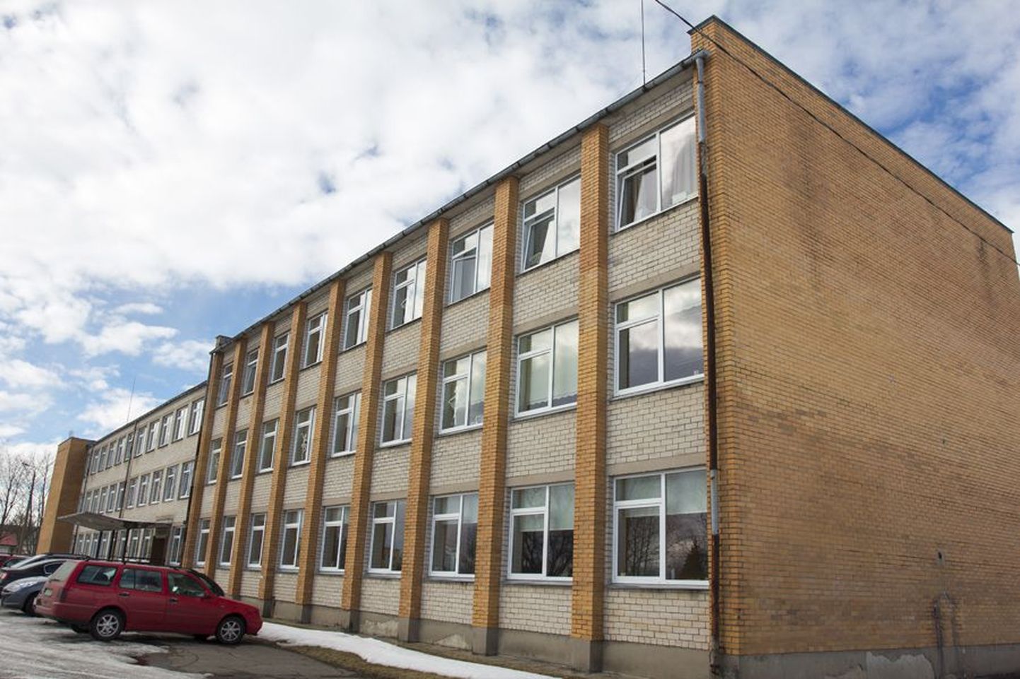 Peaaegu 11 aastat Männimäel tegutsenud Viljandi täiskasvanute gümnaasium kolis 2013. aastal Paalalinna Kaare kooli ruumidesse.
