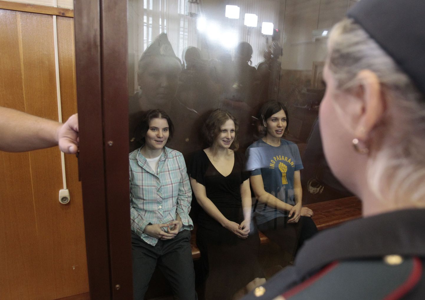 Pussy Rioti liikmed (vasakult paremale:  Nadežda Tolokonnikova, Maria Aljohhina ja Jekaterina Samutsevitš) Moskva kohtus.