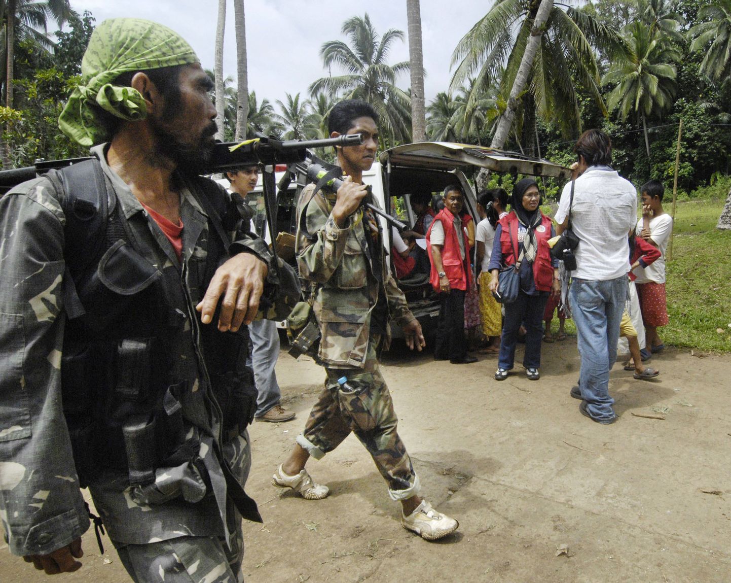 Filipiinide armeelased patrullimas külas