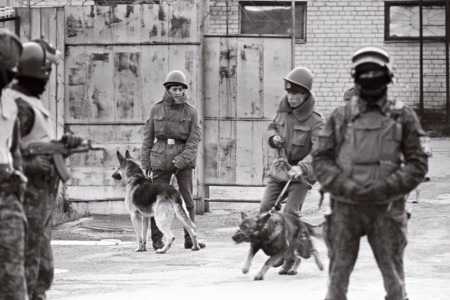 Eriüksuslased rahutusi maha surumas Rummu koloonias 1991. aasta jaanuaris.