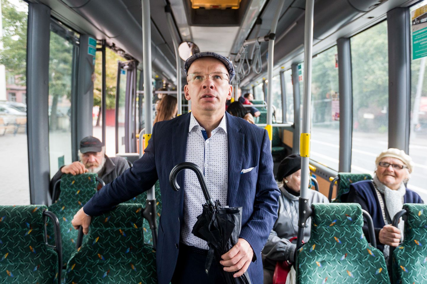 Allar Jõks sõitmas bussiga Tallinnas.