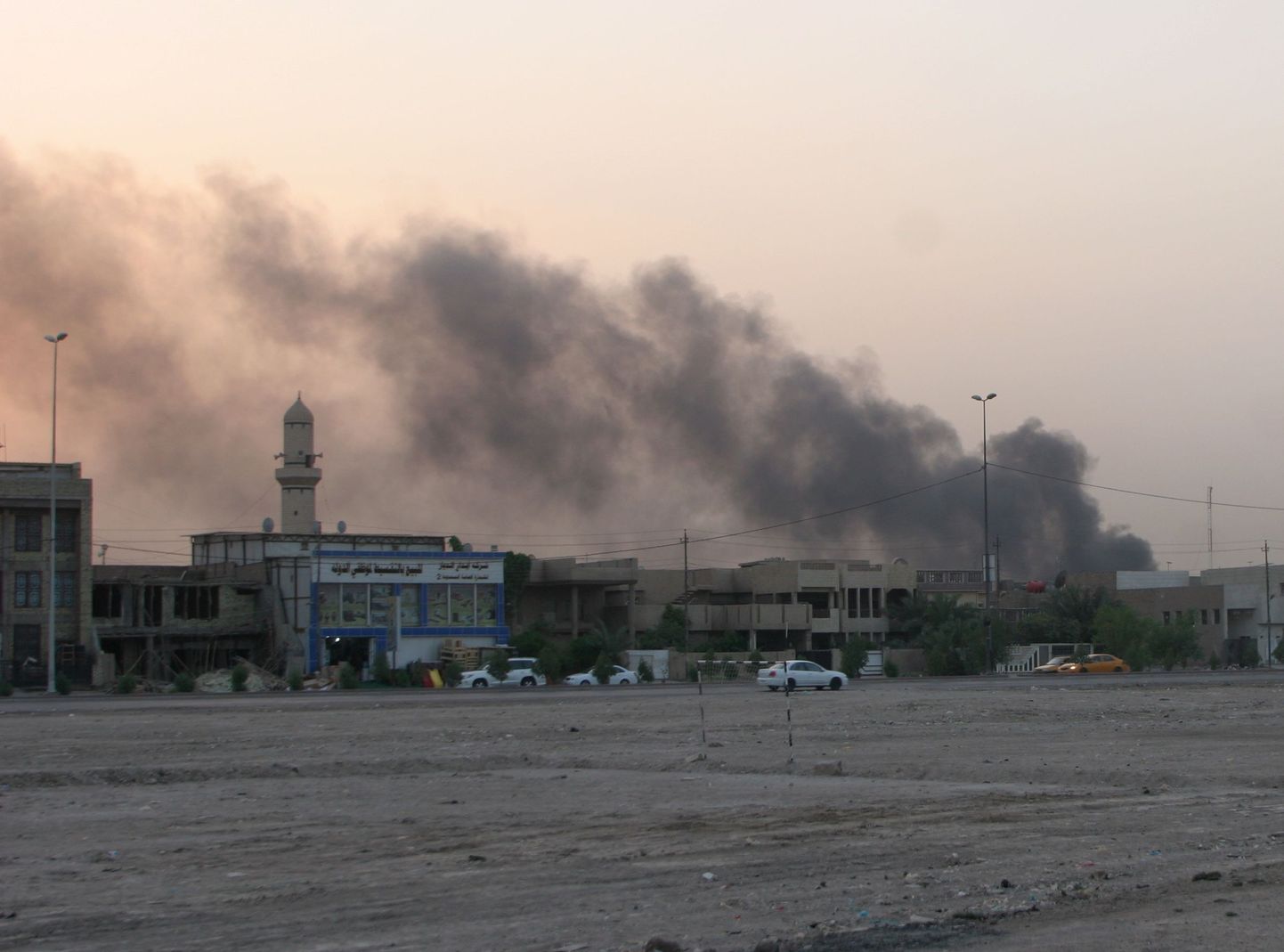 Pommiplahvatus Bagdadis septembri alul. Vasakul mošee.
