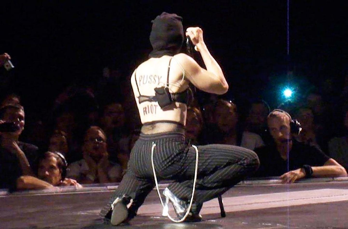 На концерте в спорткомплексе «Олимпийский», Мадонна заявила, что молится за освобождение участниц Pussy Riot.