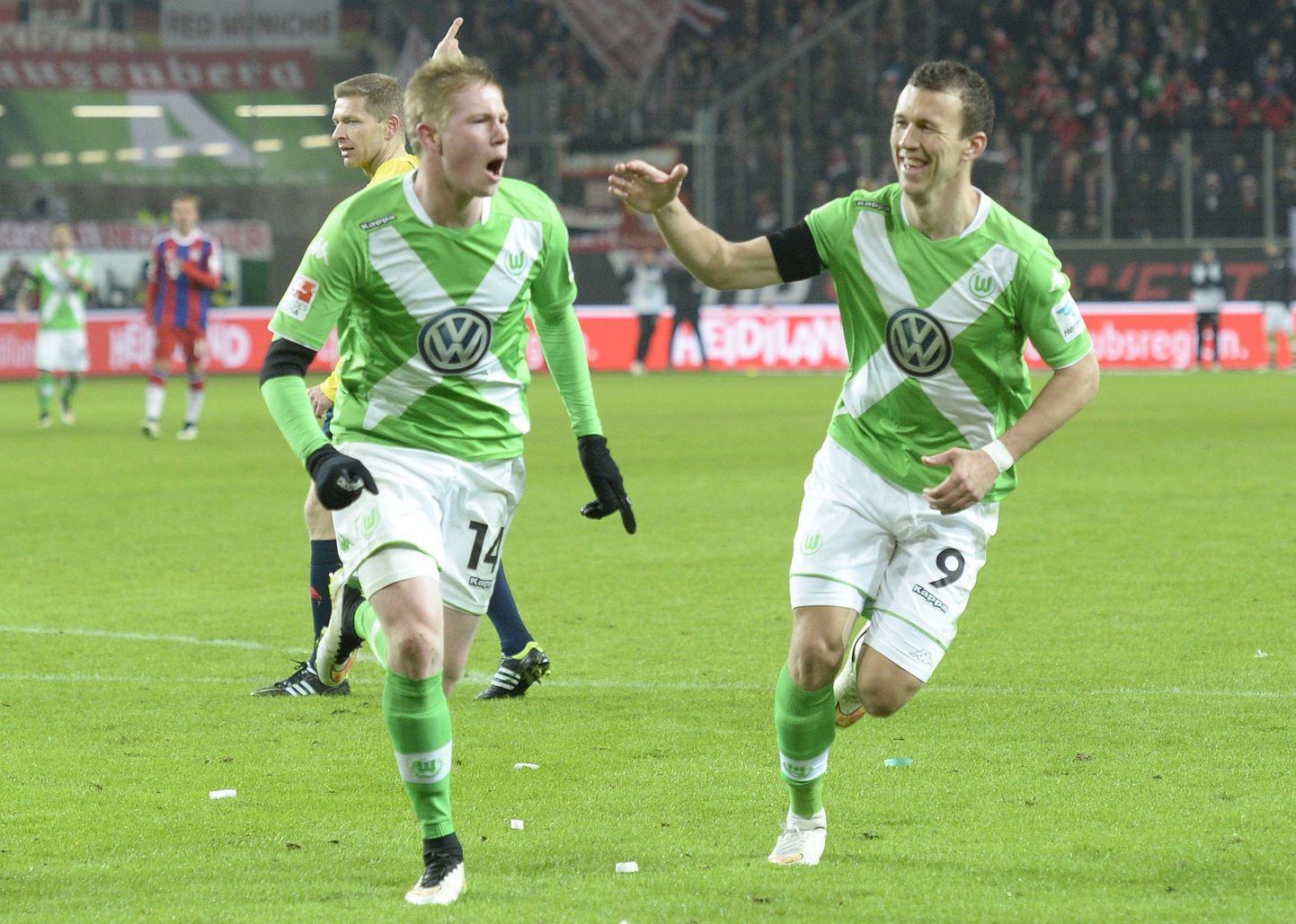 Wolfsburgi mängijad Kevin De Bruyne (vasakul) ja Ivan Perisic väravat tähistamas.