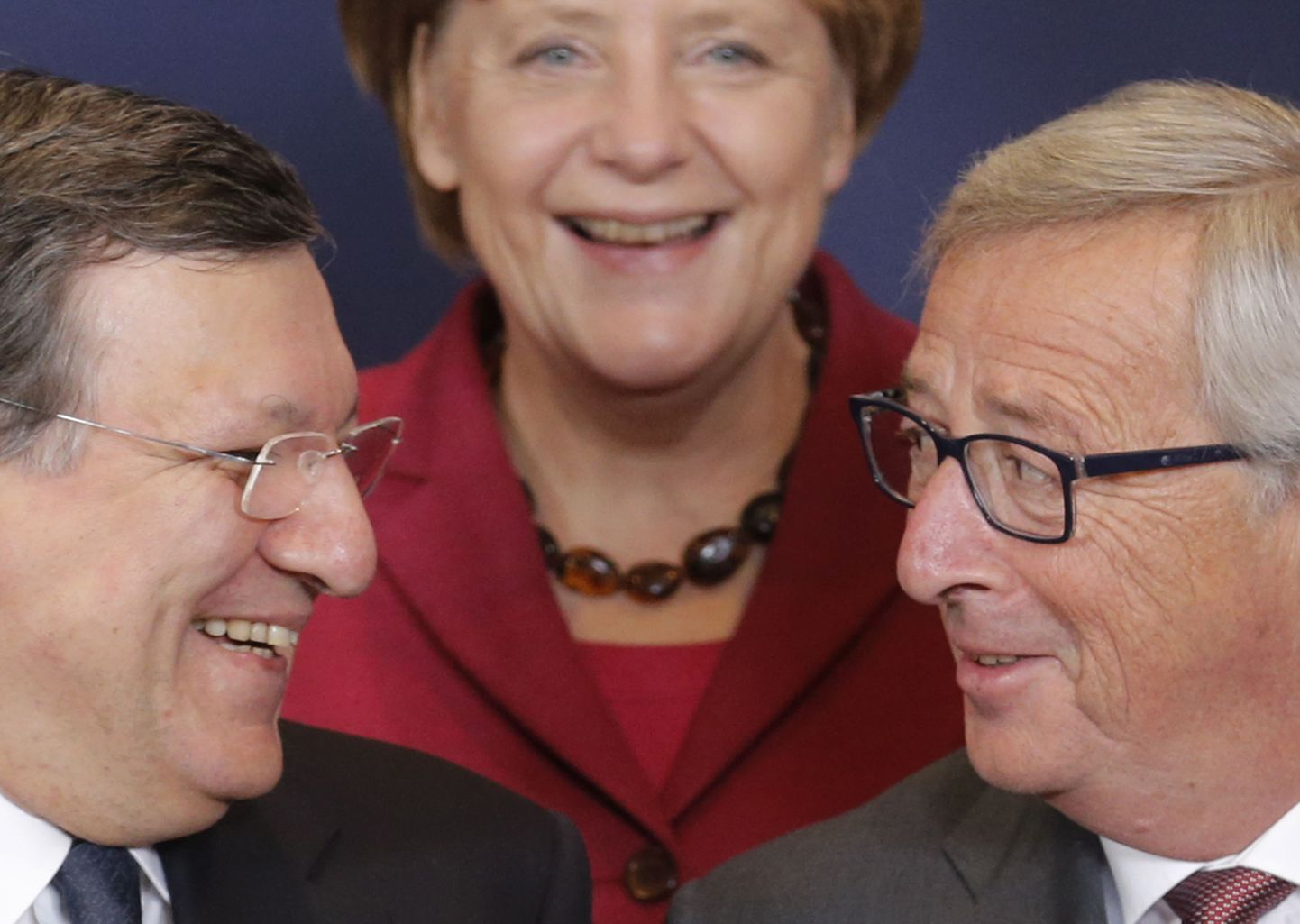 Saksa kantsler Angela Merkel poseerimas koos ametisse astuva Euroopa Komisjoni presidendi Jean-Claude Junckeri (paremal) ning lahkuva presidendi Jose Manuel Barrosoga.