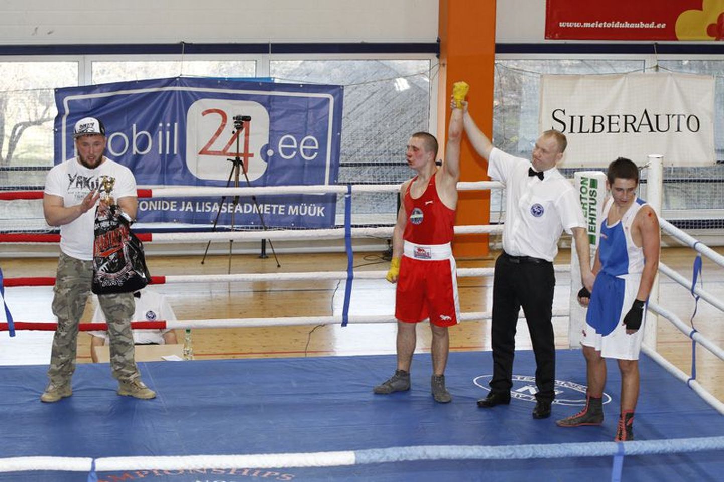Korraldaja Keijo Kaljusaar (vasakult) aplodeerib matši võitnud Tapa Poksiklubi sportlasele Ragnar ­Jordanile (punases), kes alistas Narva PSK esindaja Filipp Oleksjuki.