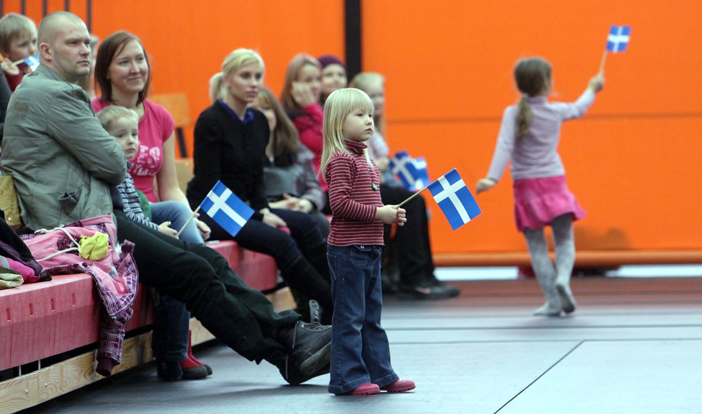 Pärnu tähistas pühapäeval linna 761. aastapäeva suure kogupereüritusega spordihallis.