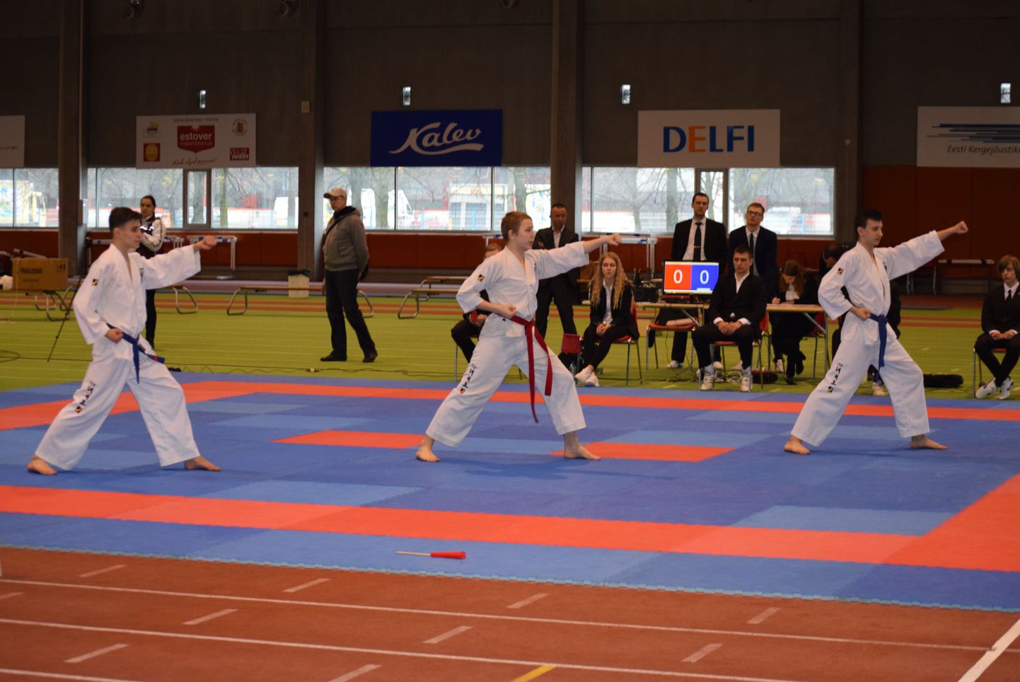 Pärnu taekwondo klubi poisid kompleksharjutuses.