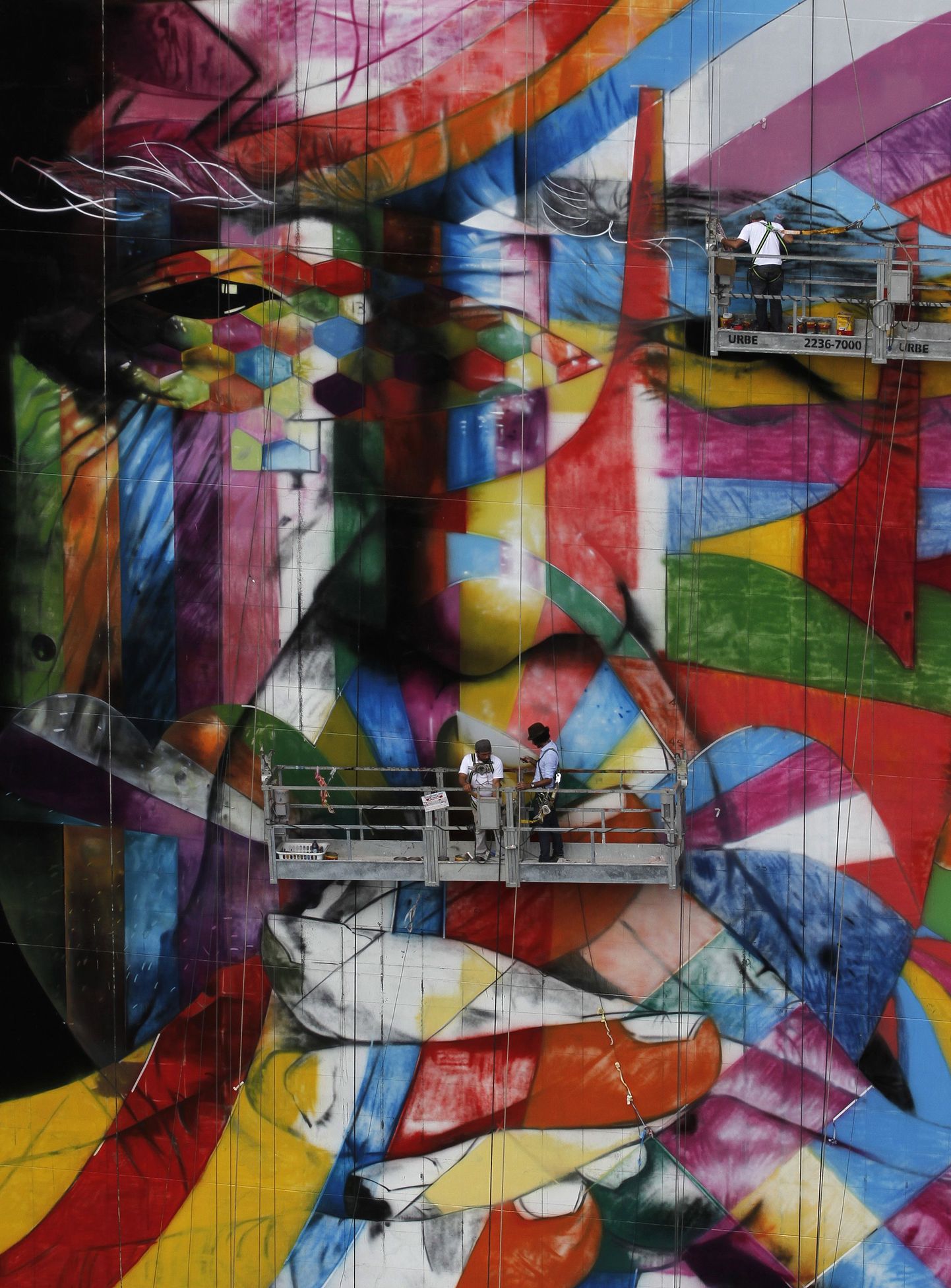 Brasiilia grafitikunstnik Eduardo Kobra annab koos abilistega viimast lihvi arhitekti  Oscar Niemeyeri mälestuseks loodud tööle.