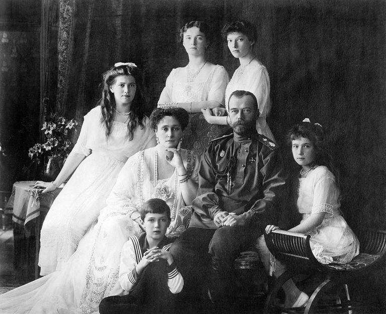 Romanovid enne Esimest maailmasõda. Keskel Aleksandra ja Nikolai II