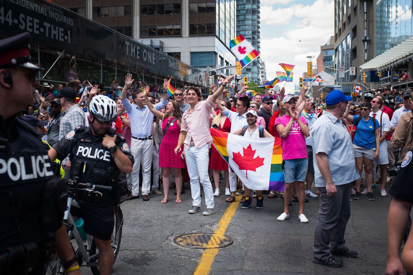 Kanada peaminister Justin Trudeau lehvitas paraadil rõõmsalt vikerkaarelippu.