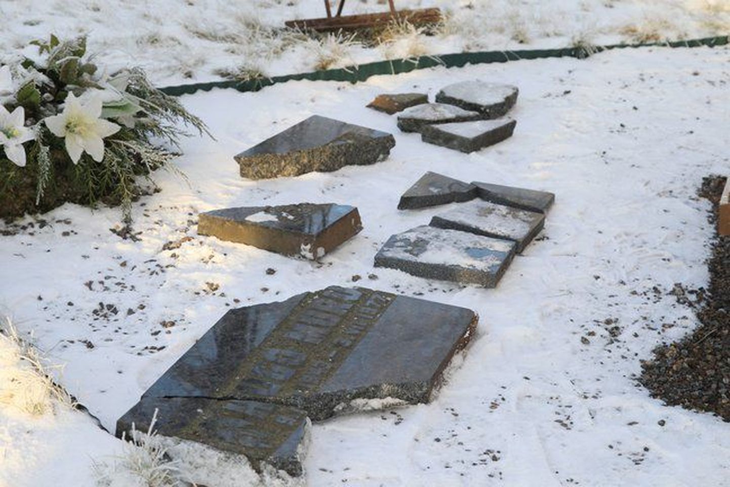 Вандалы разбили надгробную плиту в Тарту.