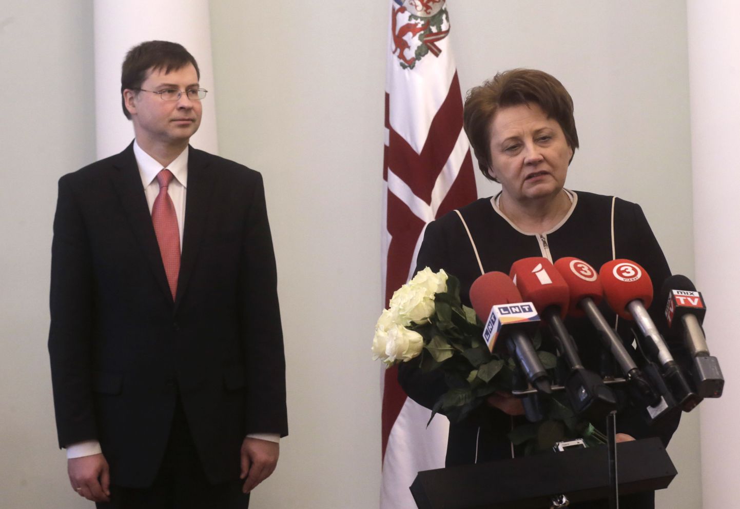 Läti peaminister Laimdota Straujuma (paremal) koos endise valitsusjuhi  Valdis Dombrovskisega.