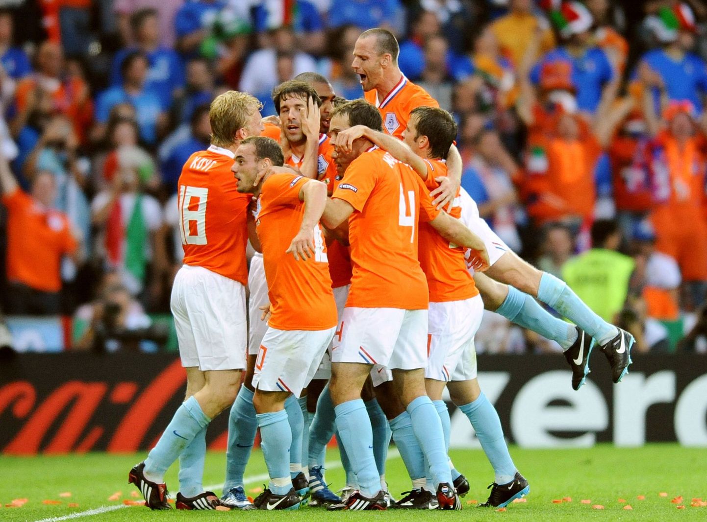 Hollandi jalgpallikoondis võitis valitseva maailmameistri Itaalia 3:0.