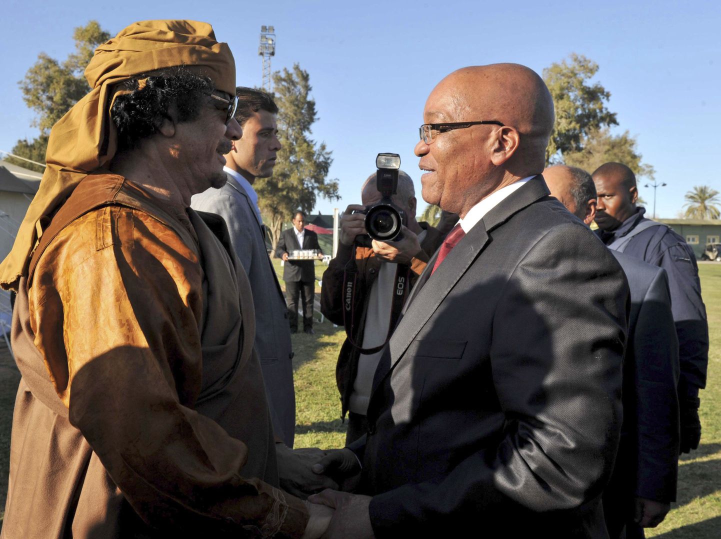 Lõuna-Aafrika Vabariigi president Jacob Zuma (paremal) ja Liibüa juht Muammar al-Gaddaffi