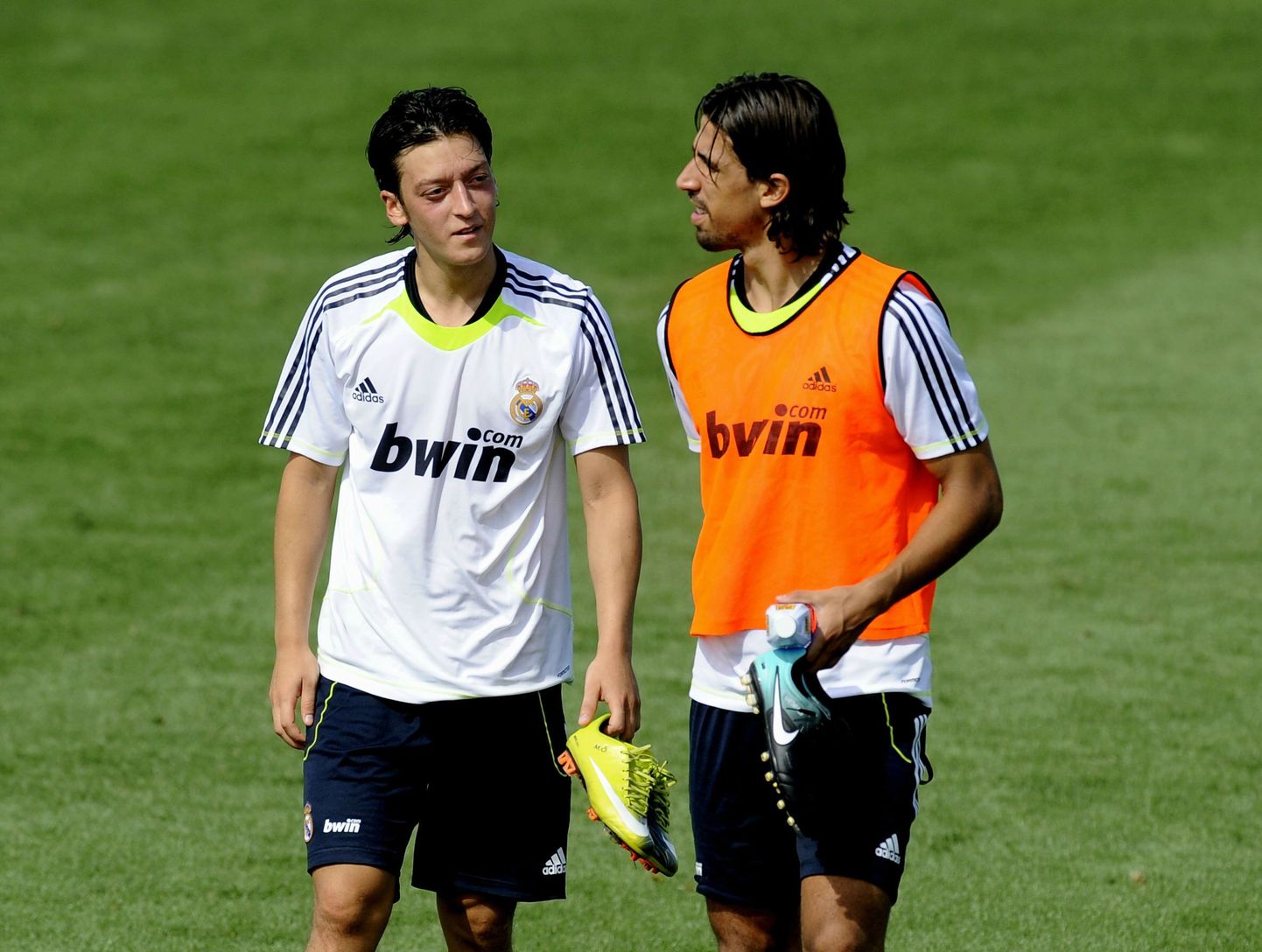 Mesut Özil (vasakul) ja Sami Khedira Madridi Reali trennis.
