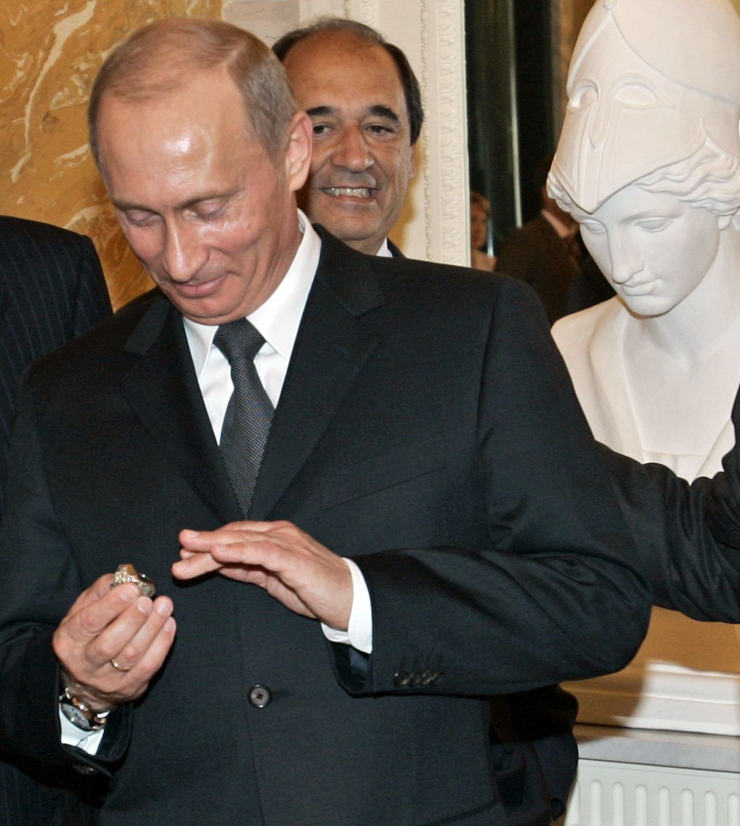 Vladimir Putin 2005. aastal proovimas sõrme NFLi meistrisõrmust.