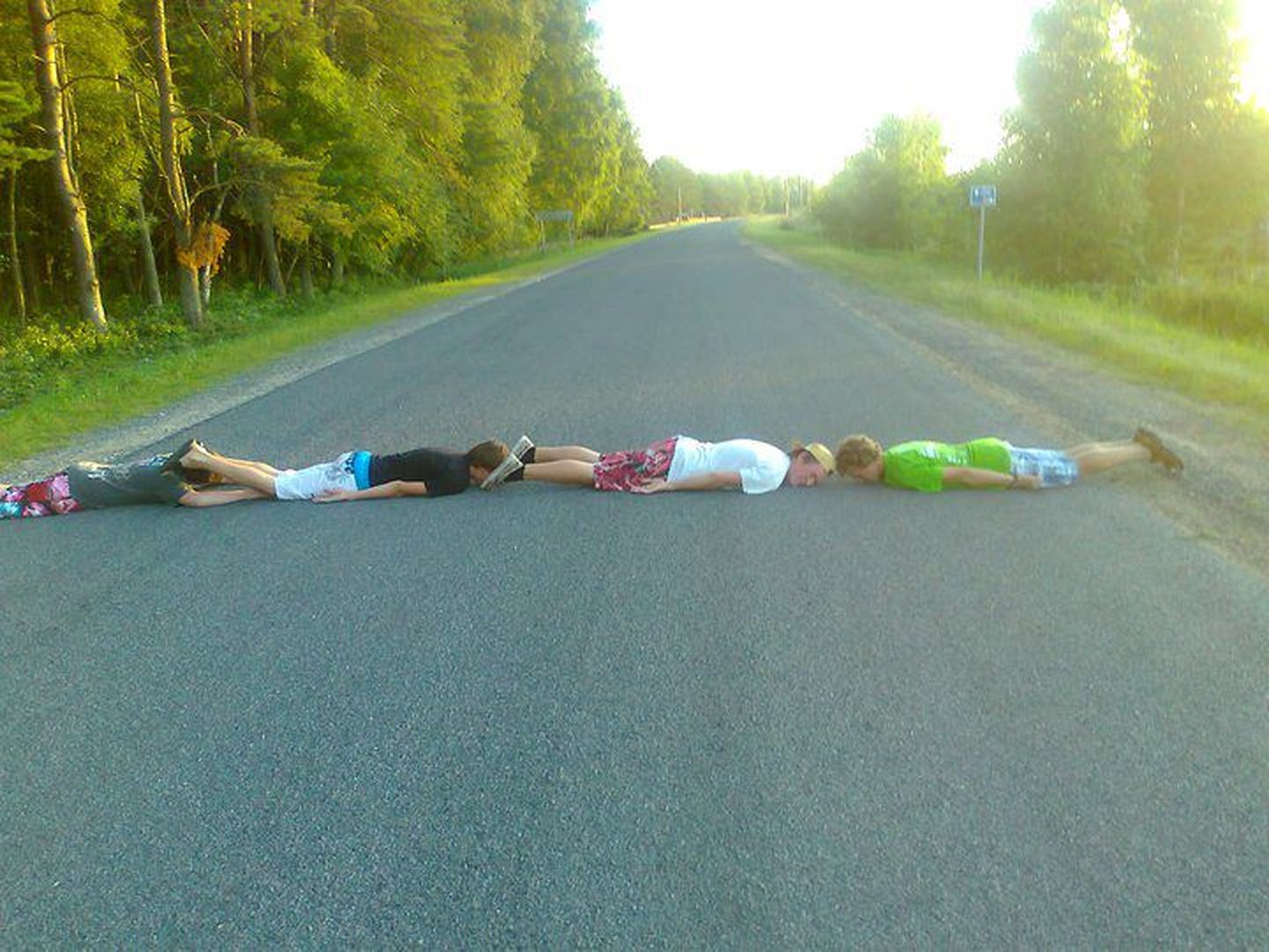 Maailmas on hakanud uue protestiviisi ja enda lõbustamisena levima planking, mis on maha heitmine, nägu maa poole, keha sirge ja käed kõrval.