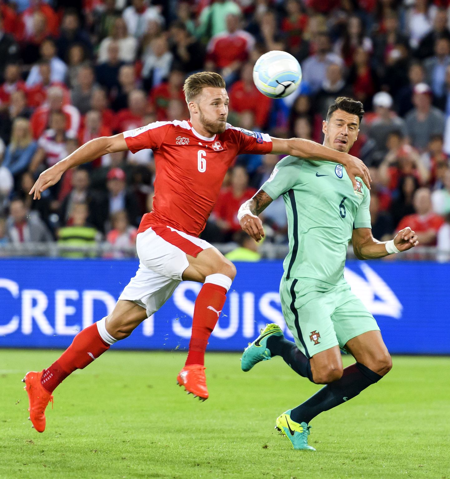 Момент матча Швейцария - Португалия.