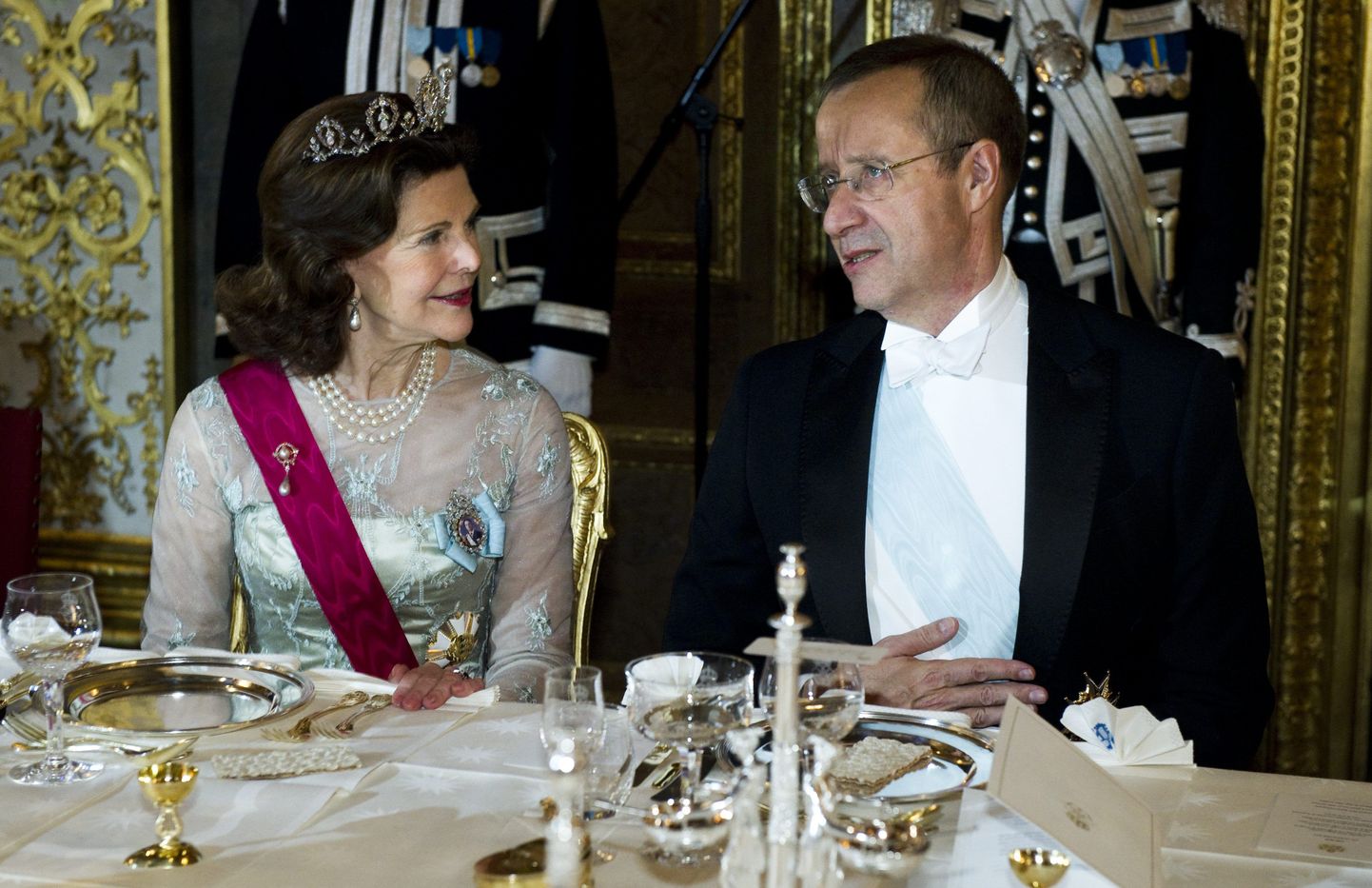 Rootsi kuninganna Silvia ja president Toomas Hendrik Ilves õhtusöögilauas.
