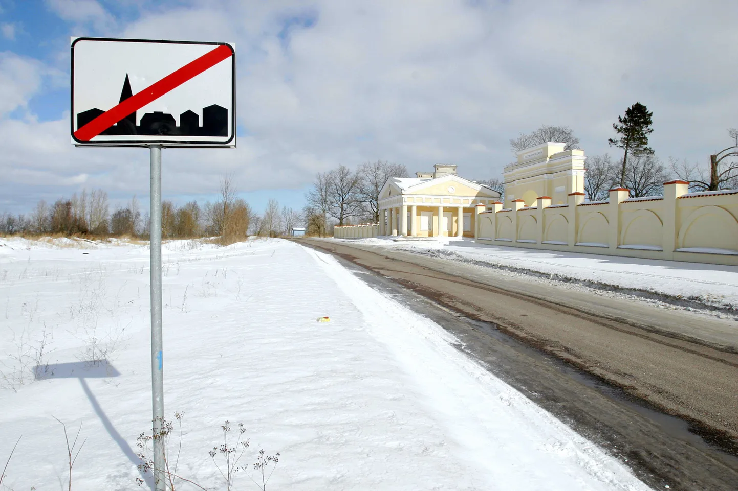 Vana Narva maantee algus Tartu linna piiril Eesti Rahva Muuseumi väravas.