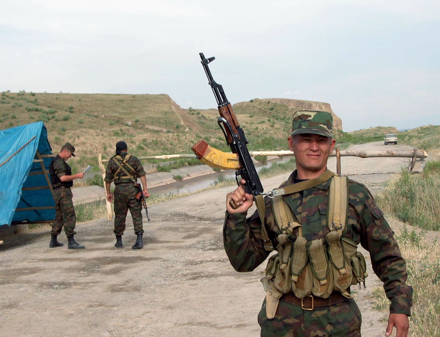 Kõrgõztani sõdurid Usbekistani piiril, mida viimane samuti aegajalt omavoliliselt sulgeb.
