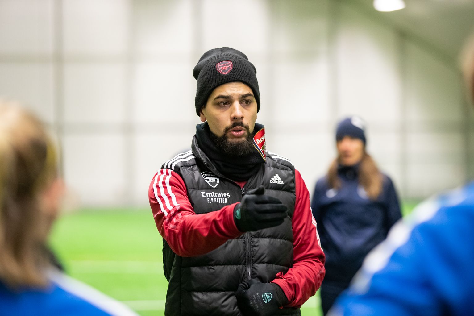 Simon McManus on üks kolmest Arsenali treenerist, kes praegu Eestis koolitust läbi viib.