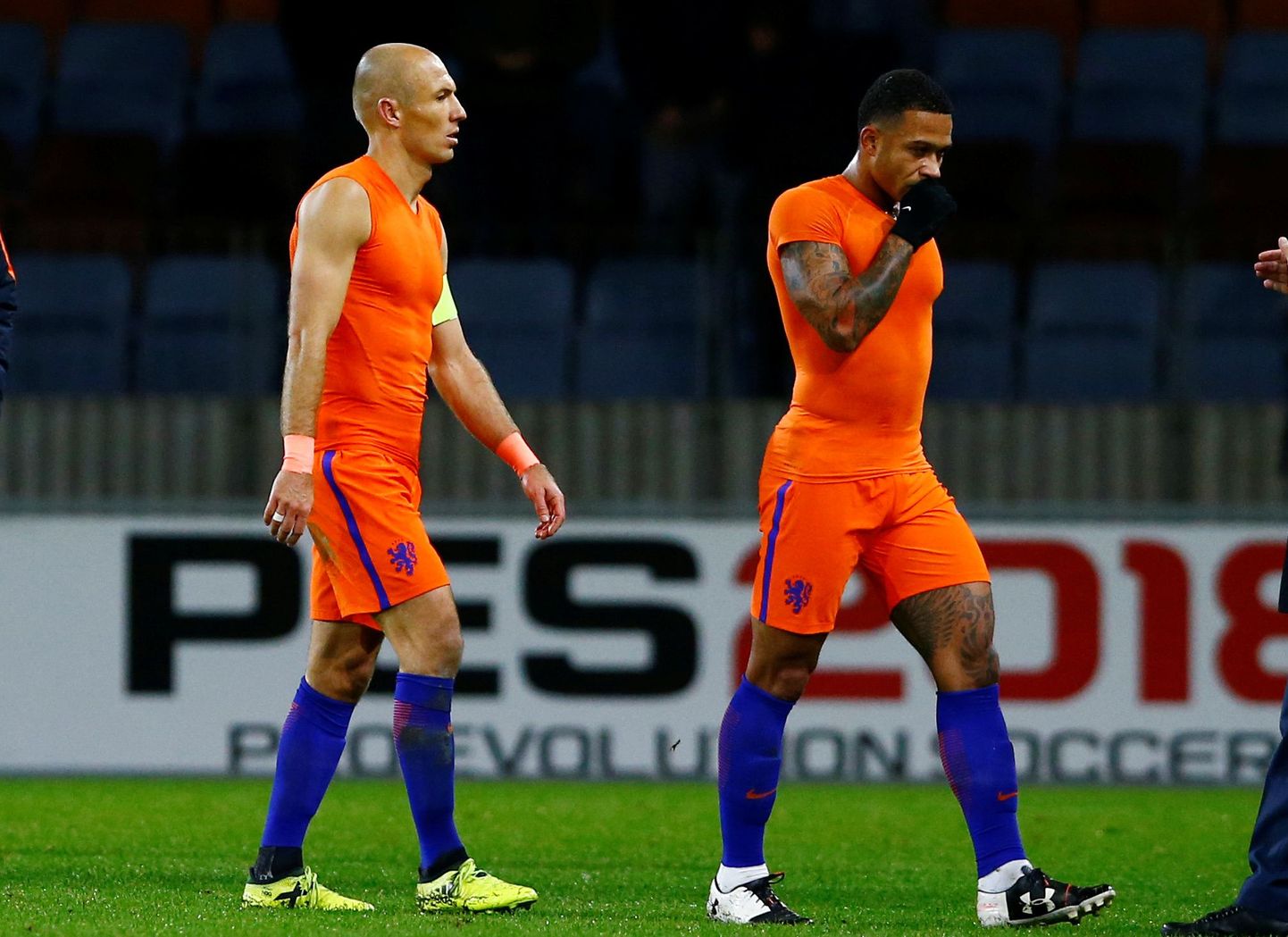Hollandi staarid Arjen Robben (vasakul) ja Memphis Depay jäävad MMilt eemale.