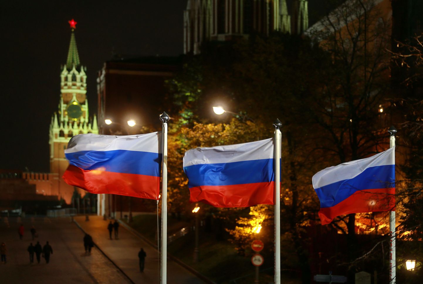 Российские флаги.