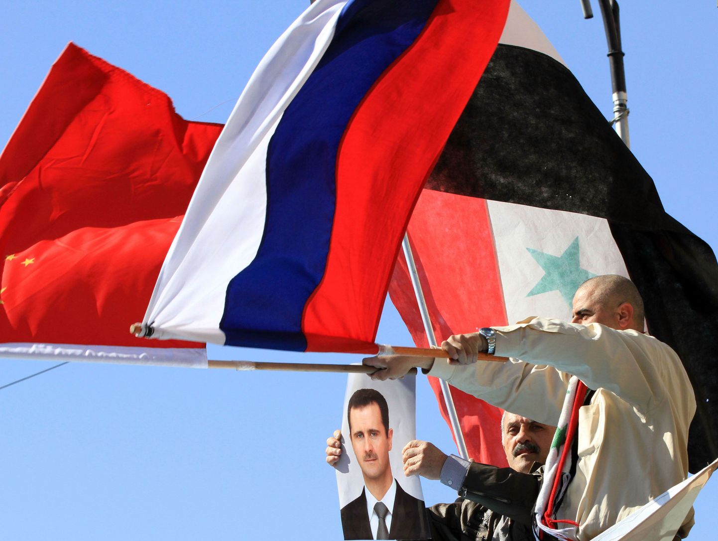 Möödunud aasta veebruaris lehvitasid Bashar al-Assadi toetajad Damaskuse meeleavaldusel Süüria lipu kõrval ka  Vene ja Hiina lippe.