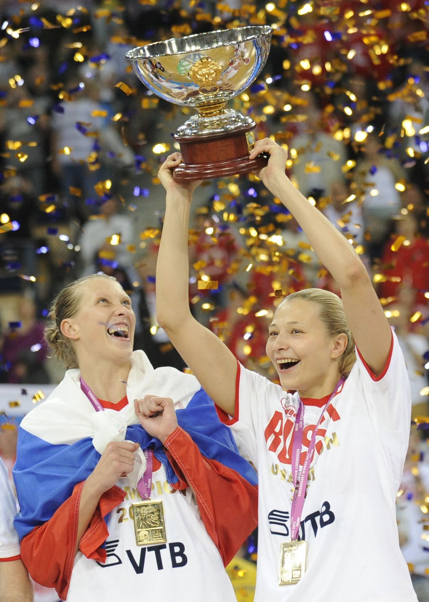 Российские баскетболистки празднуют победу на Евробаскете-2011.