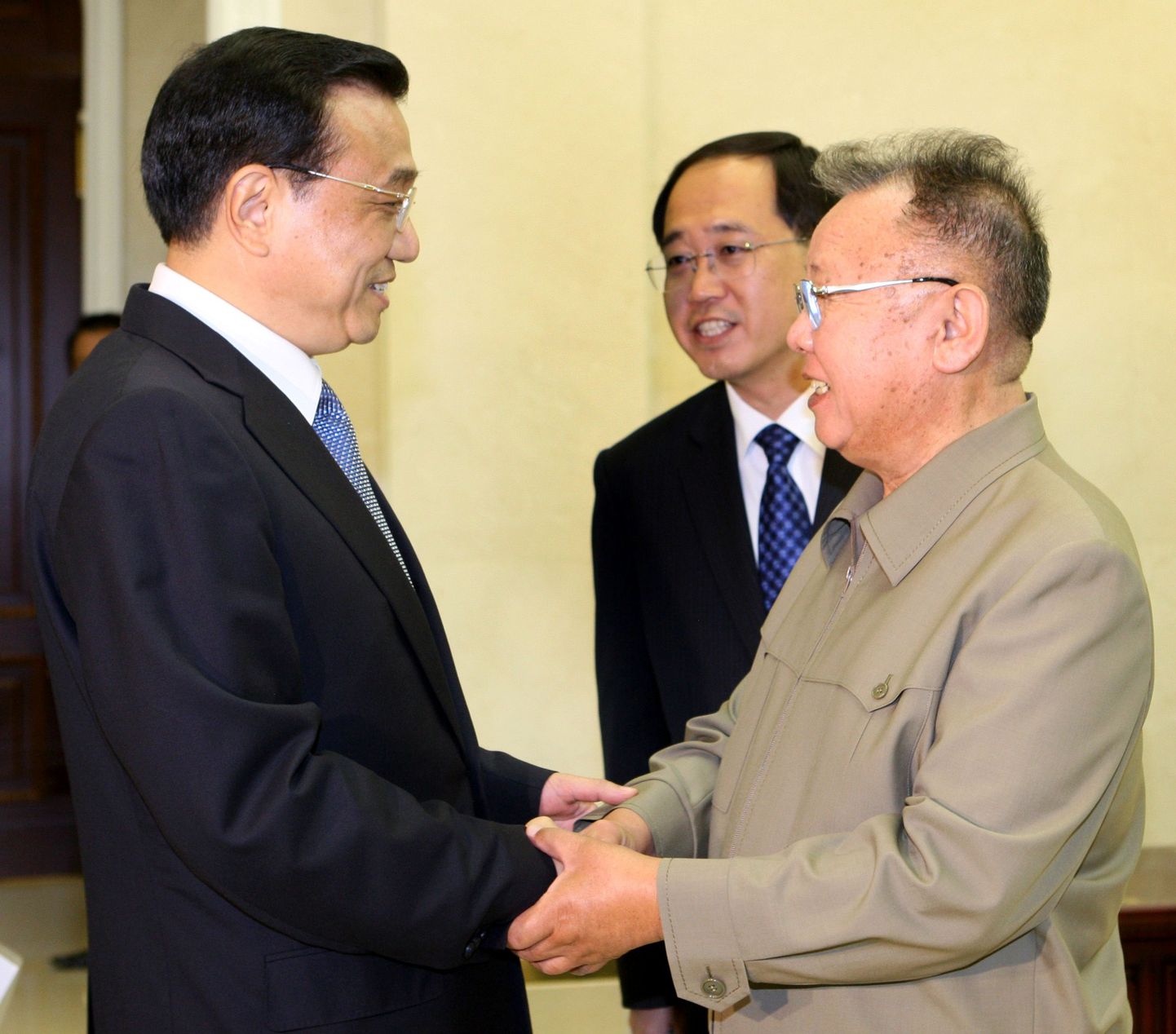 Hiina asepeaminister Li Keqiang (vasakul) ja Kim Jong-il (paremal).
