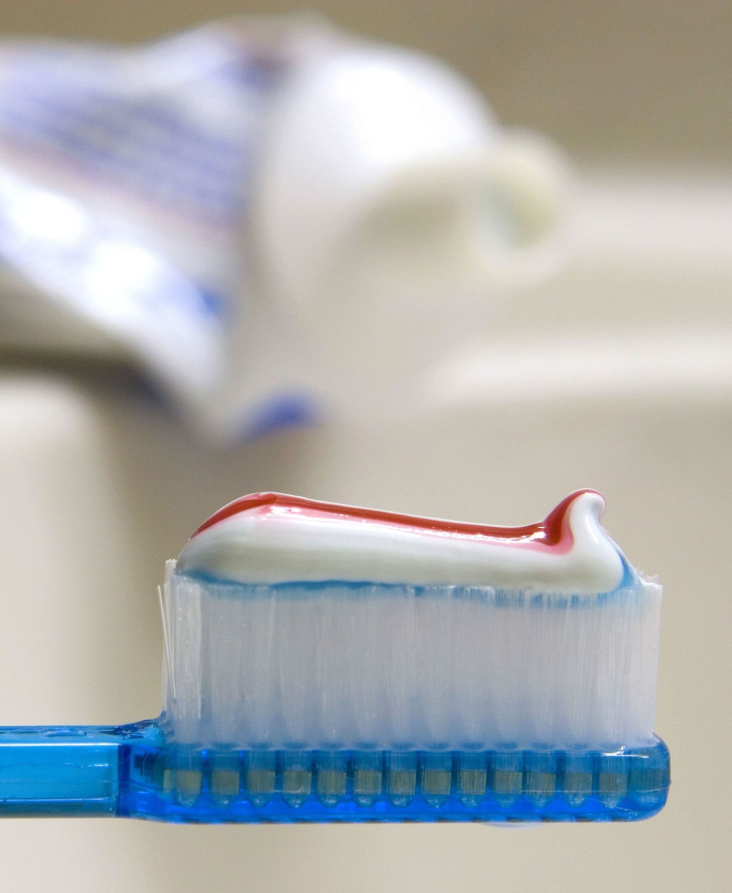До 14 лет детям надо пользоваться соответствующей возрасту (и, естественно, состоянию зубов) зубной пастой.
