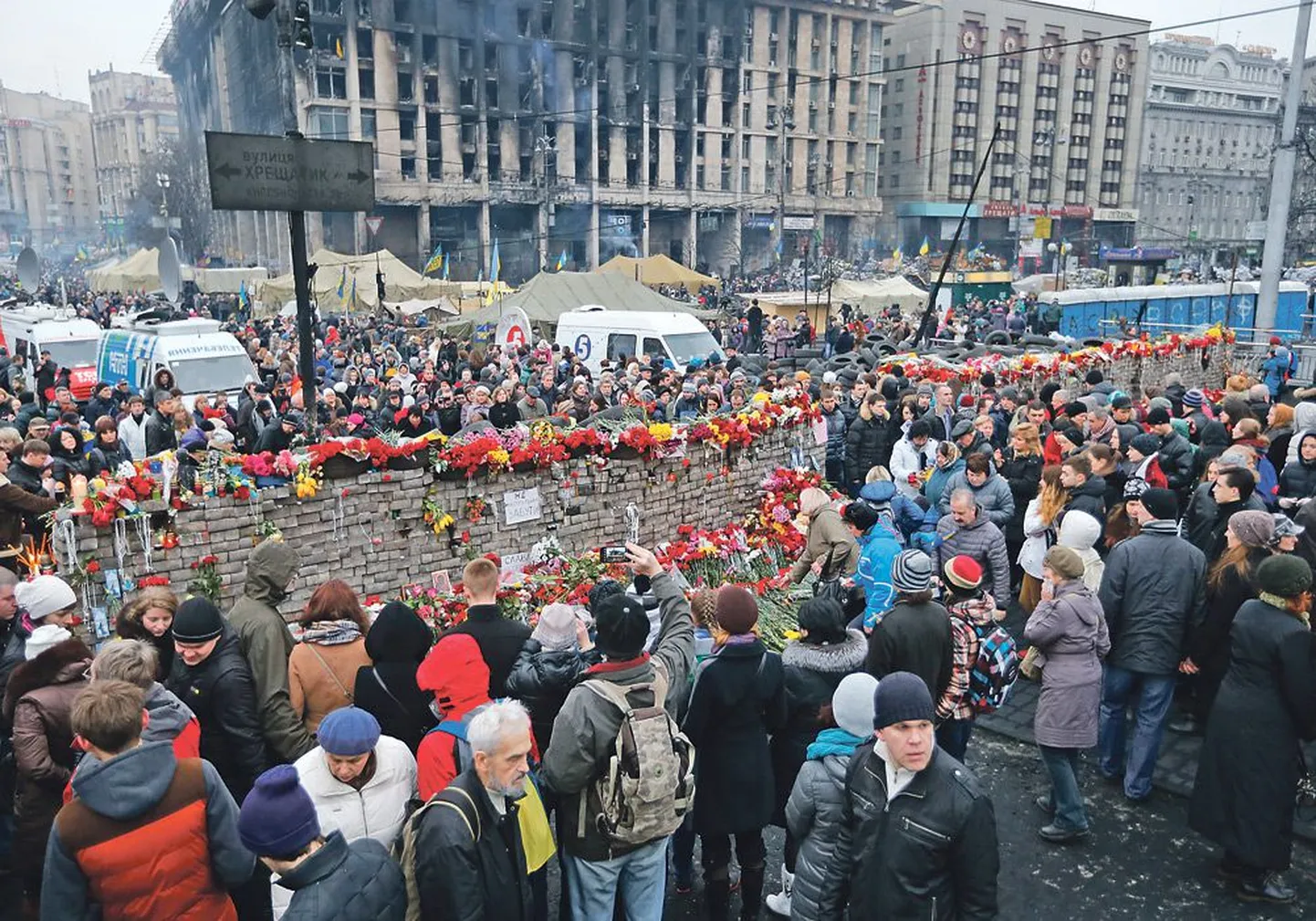 В воскресенье в центре Киева был сооружен временный мемориал погибшим, к которому люди приносили цветы.