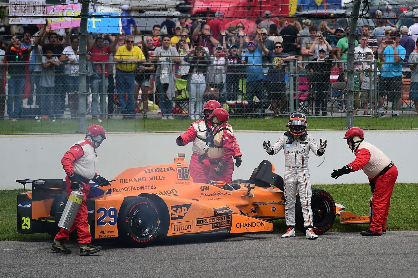 McLaren-Honda-Andretti tiimi ridades kihutanud Fernando Alonso jäi Indy 500 võistlusel mootoririkke tõttu raja äärde.