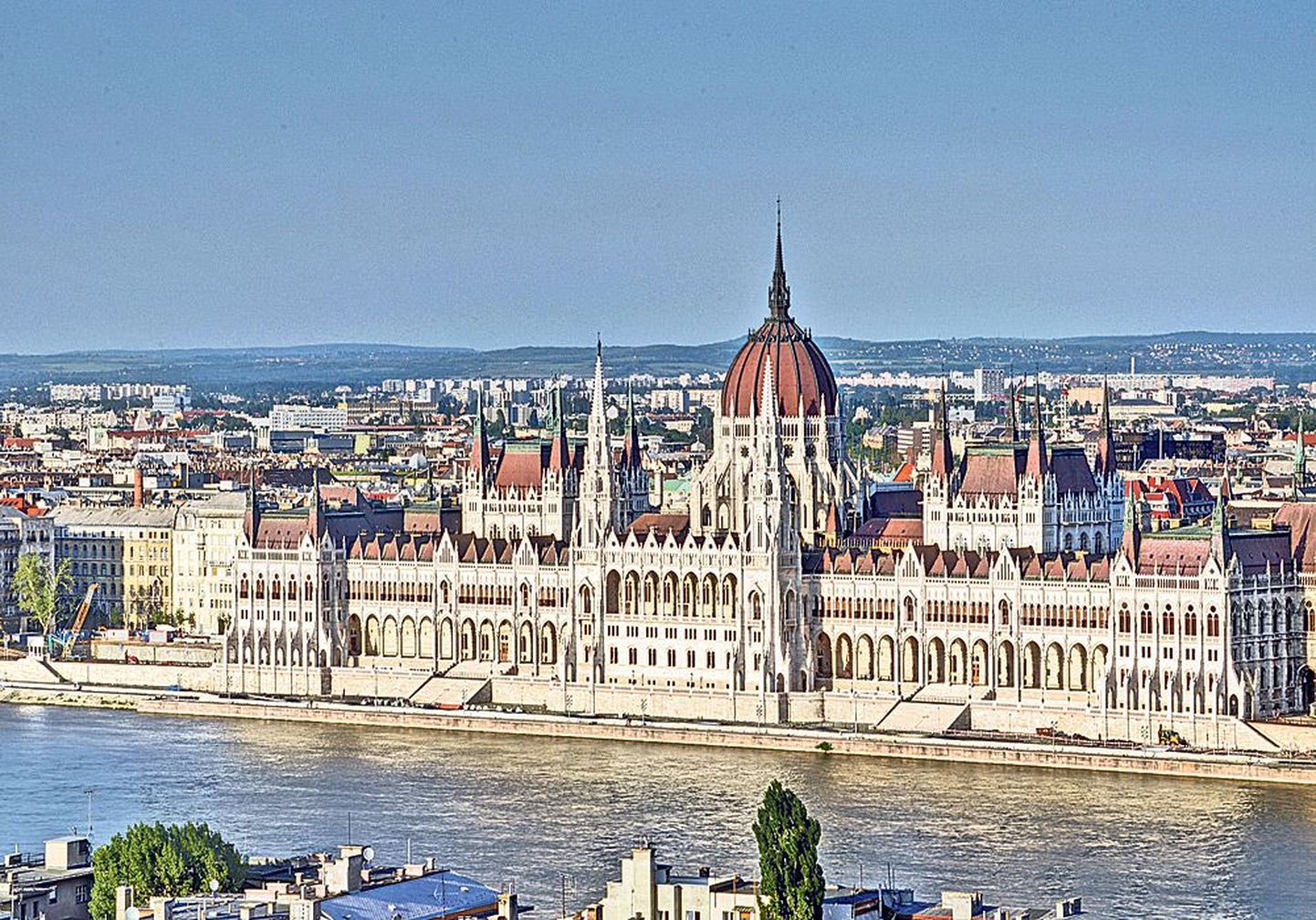 Üks arhitektuuripärle: 
parim vaade Ungari uusgooti stiilis parlamendile avaneb Doonau 
Buda poolselt kaldalt.