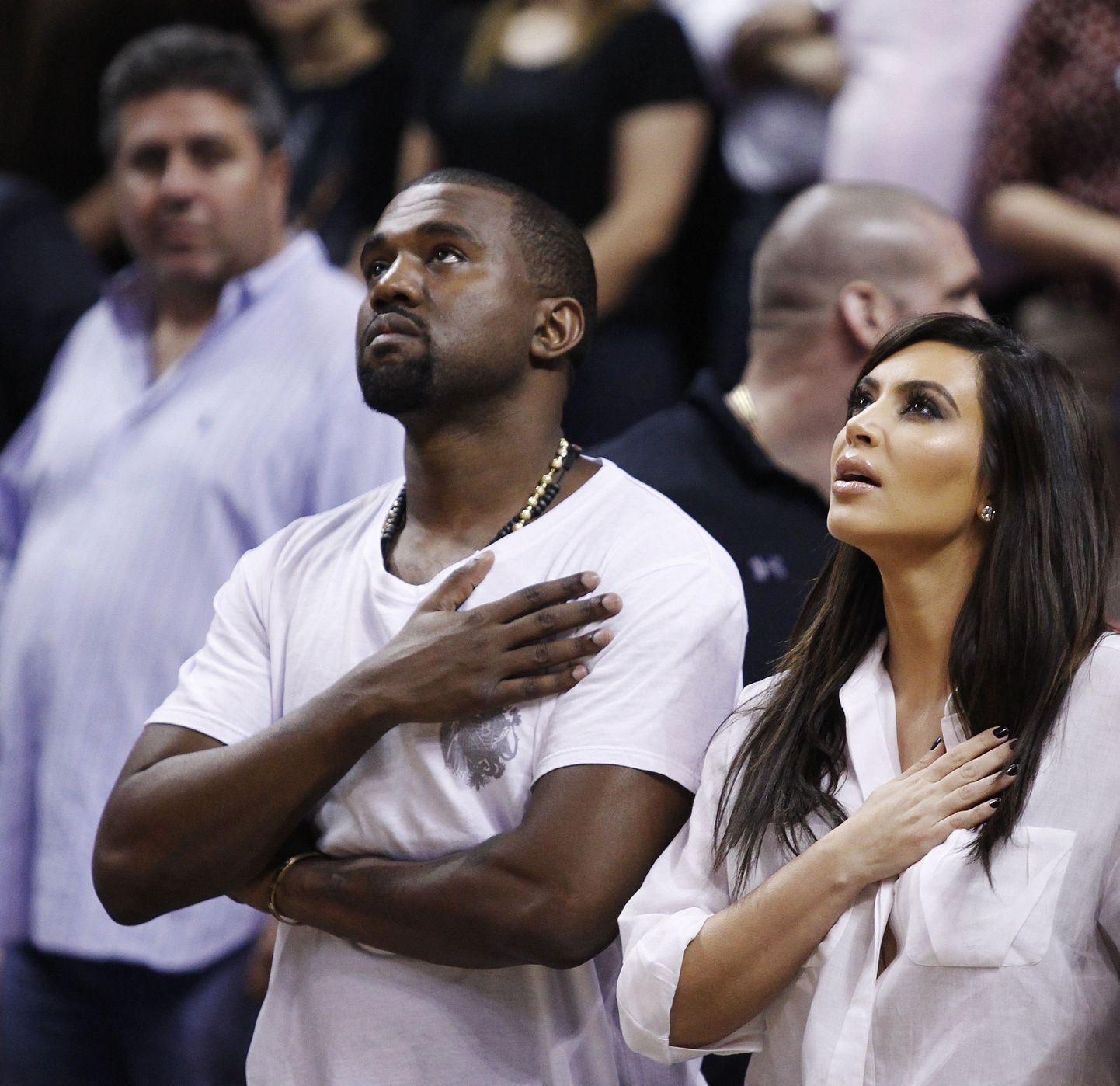 Kanye West ja Kim Kardashian enne kohtumise algust hümni laulmas.