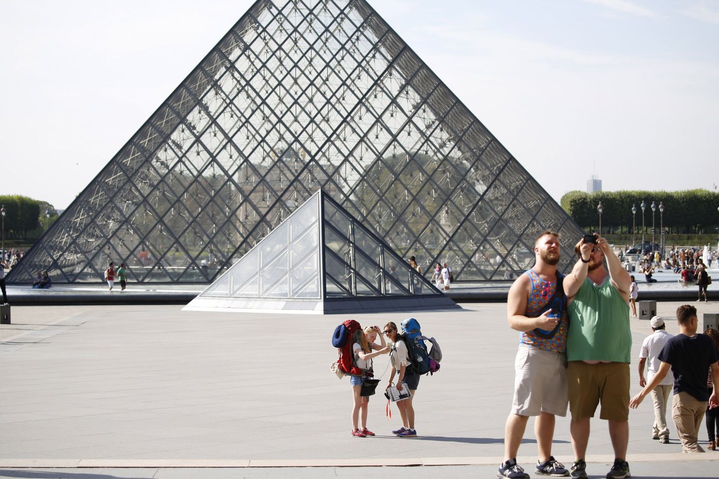 Turistid Pariisis Louvre`i muuseumi hoovis. Tänavu on neid tavapärasemast vähem.