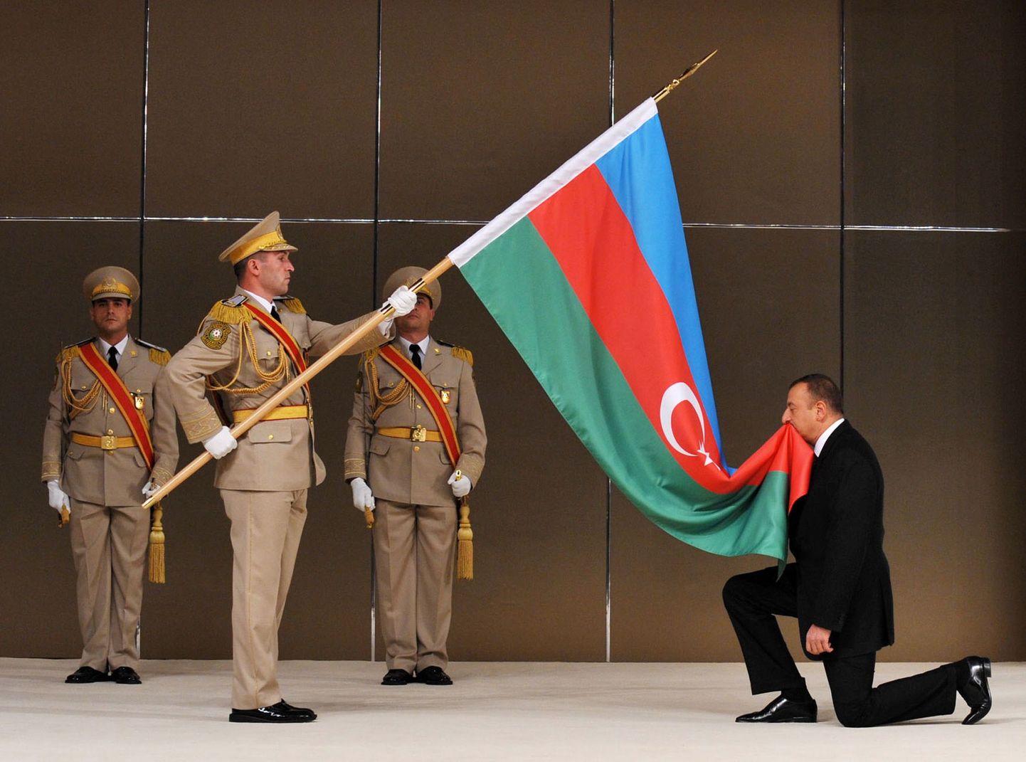 Aserbaidžaani president Ilham Alijev. 2008. aasta oktoobris saavutas Alijev oma tagasivalimise, ehkki rahvusvaheliste vaatlejate hinnangul ei vastanud valimised kõigile demokraatlikele standarditele.